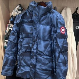 Men’s  Canada Goose never worn size XL with Fur